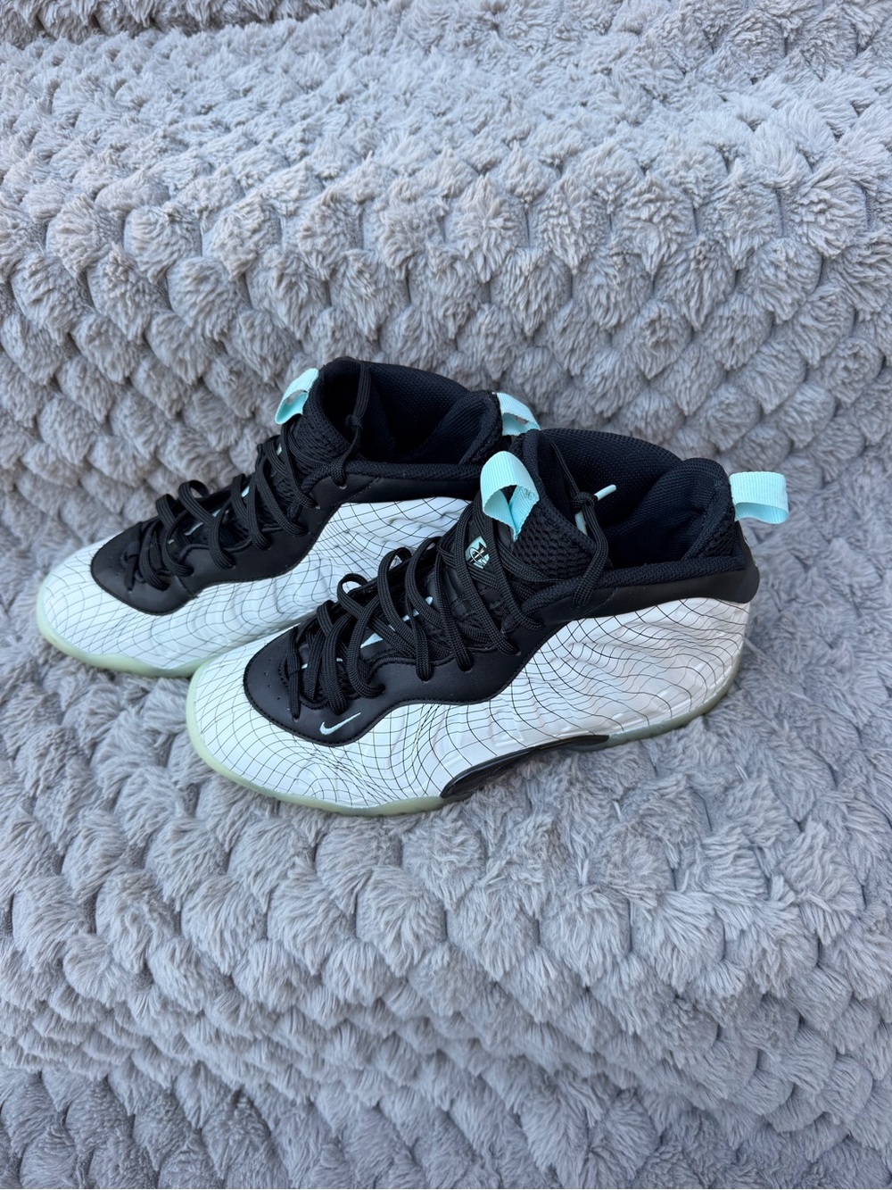 BOYS White & Black Athletic Shoes with Mint Accents Size 6.5
